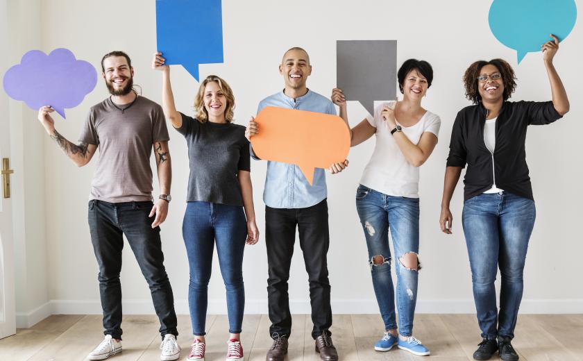 Verschillende mensen met een tekstballon