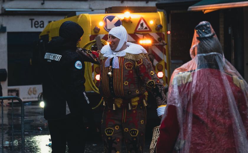 Gilles en organisator praten na