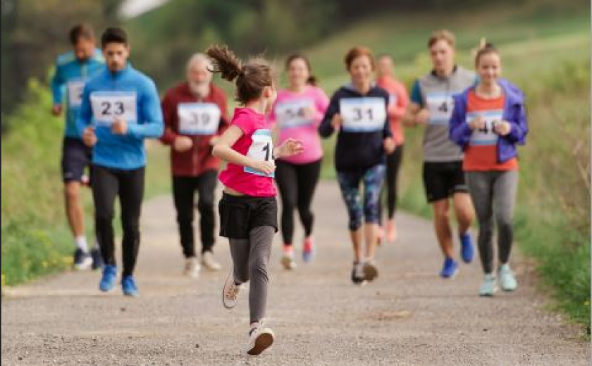 Volwassenen en kinderen lopen