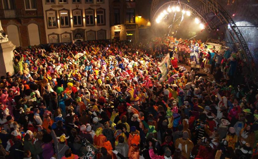 Grote markt vol carnavalisten