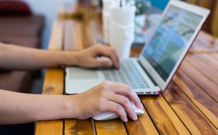 persoon voert iets in op de computer