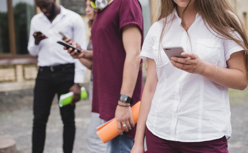 mensen kijken op hun GSM