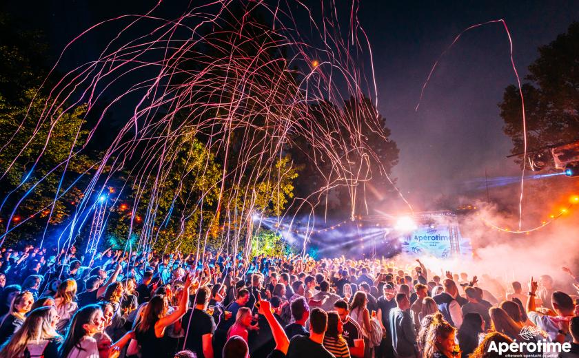 mensen staan samen te feesten op het plein