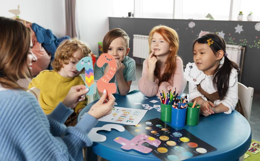 kinderen samen aan tafel