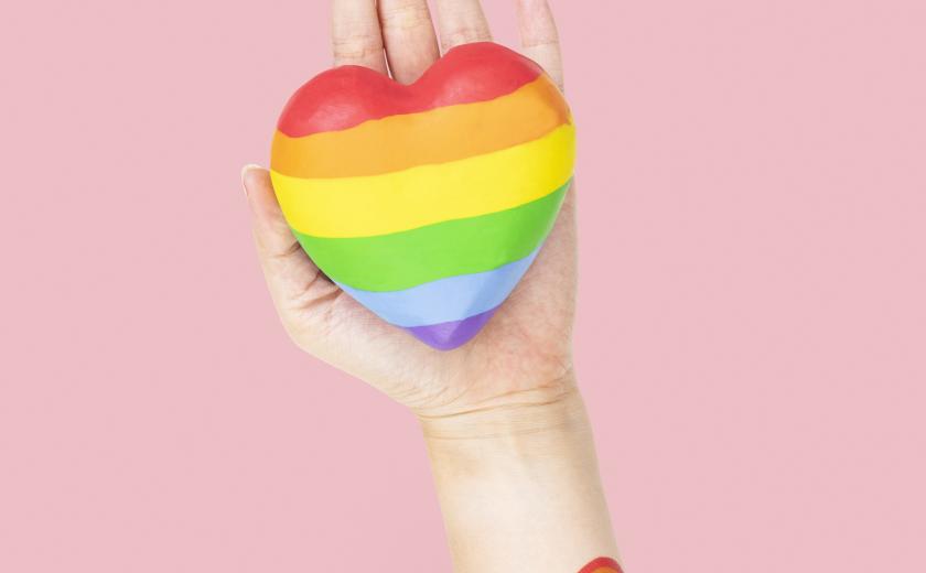 hartje in regenboogkleur ligt in een hand