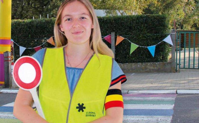 jonge dame houdt verkeersbordje vast