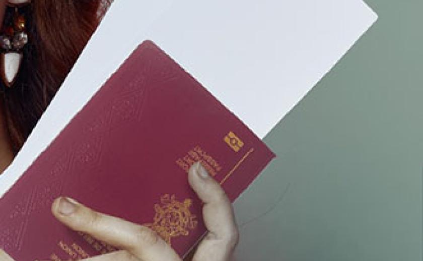 iemand houdt reisdocumenten vast