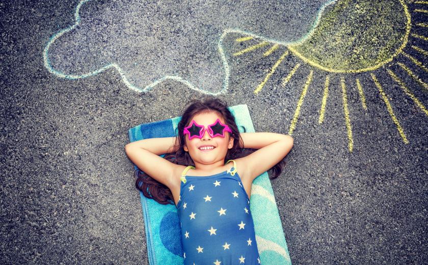 meisje is aan het zonnen op straat