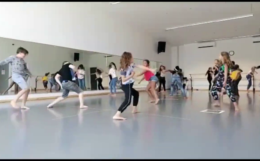 kinderen leven zich uit in dans