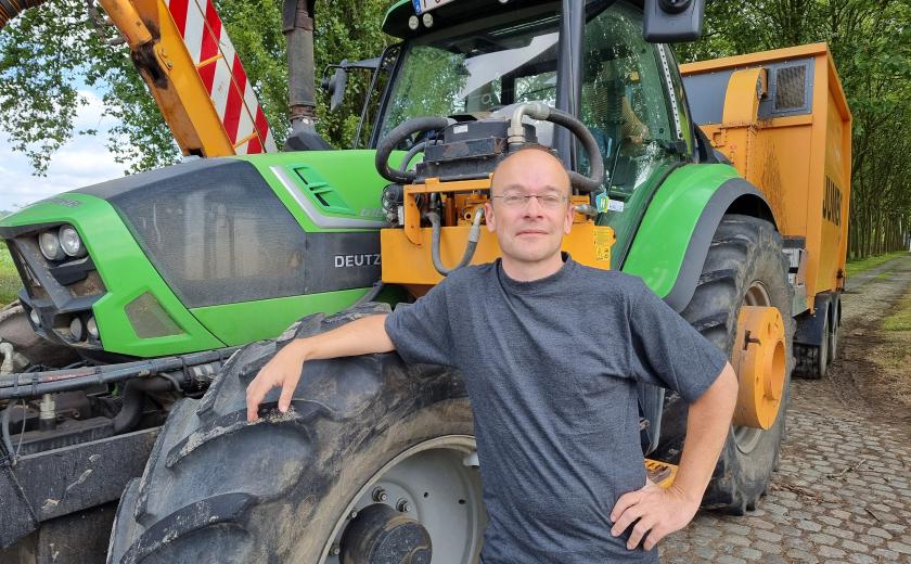 Christophe Daemen maait de bermen voor stad Halle
