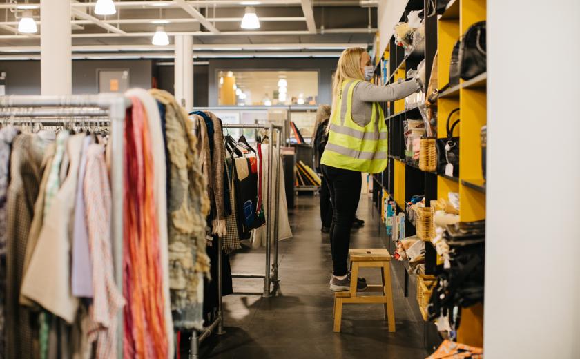 jonge dame aan het werk in de kringloopwinkel