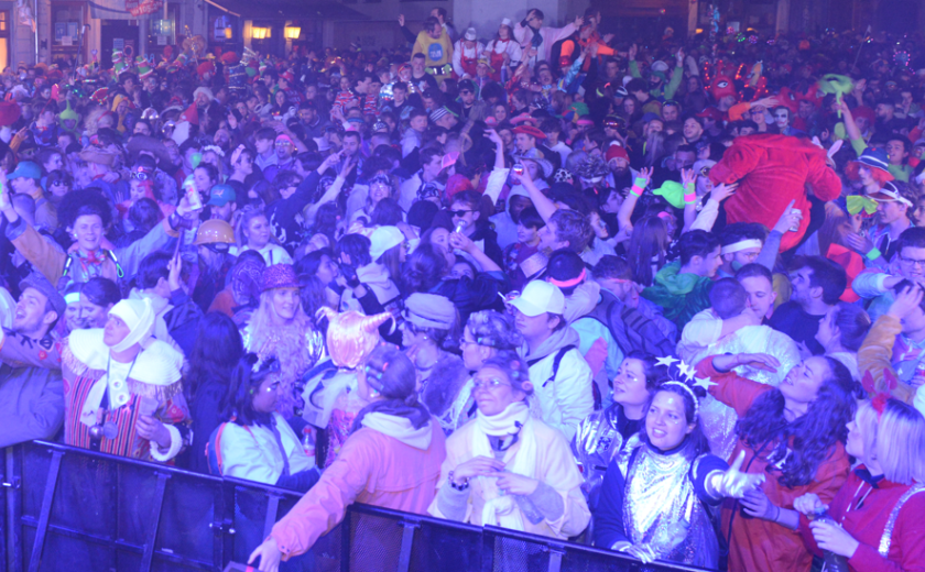 verklede mensen vieren feest