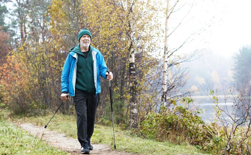 man is aan het wandelen en draagt een blauwe jas