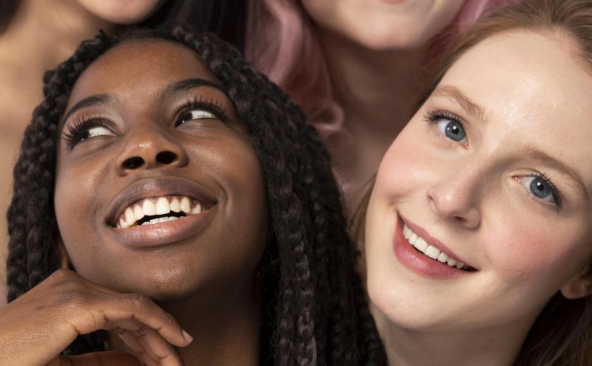 Groepje tienermeisjes Image by Freepik