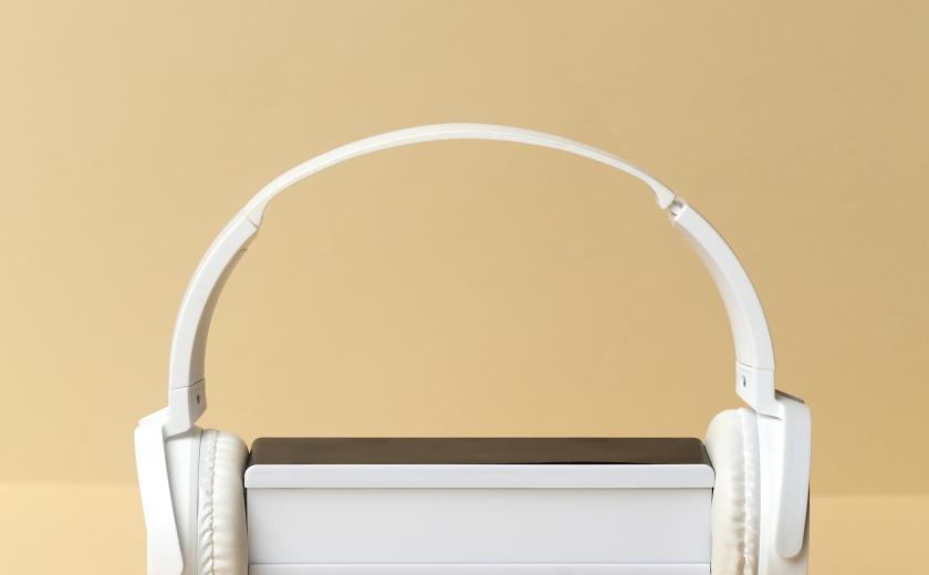 koptelefoon rond lichtbak 