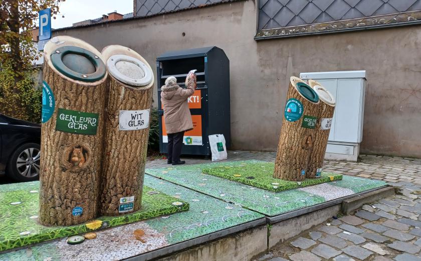 De glascontainers aan de Zuster Bernardastraat