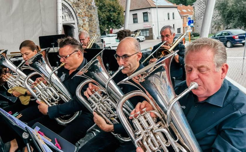 Brassband Lembeek in actie.