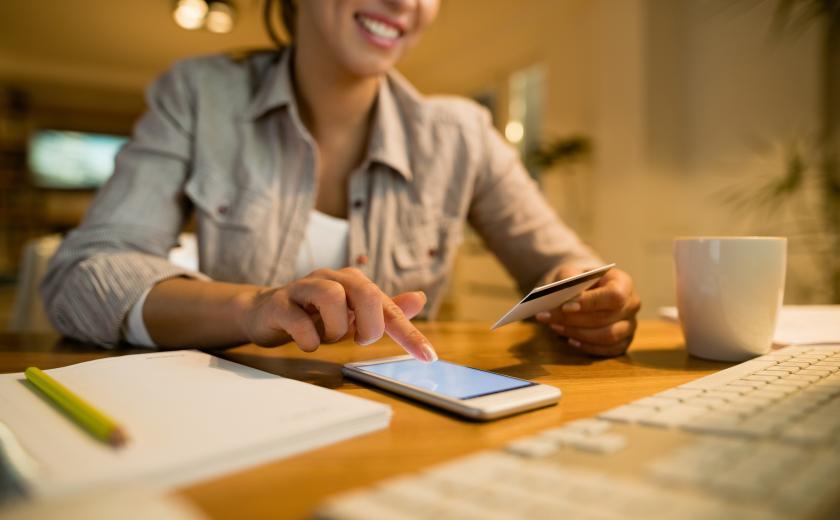 Dame doet een betaling online (c)Image by Drazen Zigic on Freepik