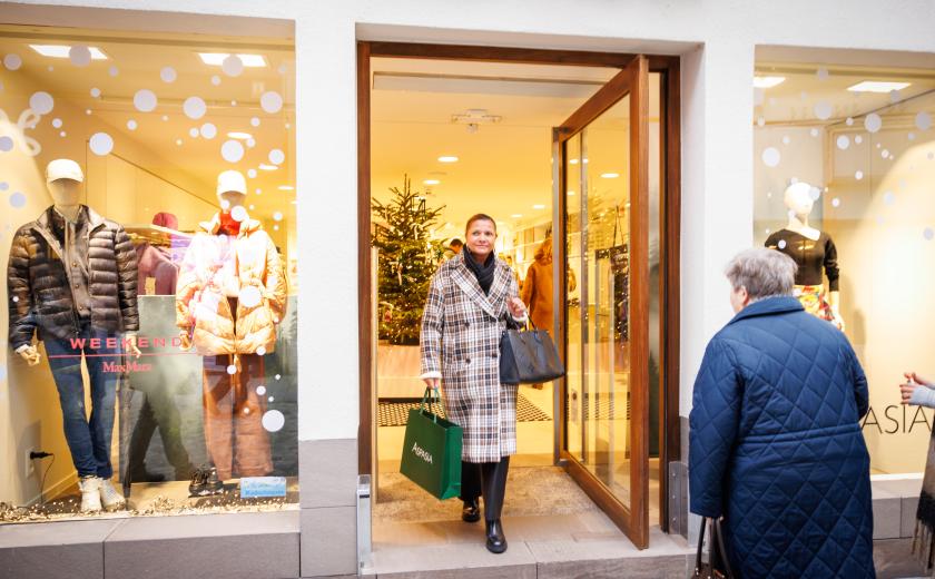 mensen aan het winkelen