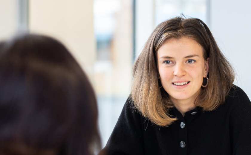 Dame praat met een persoon