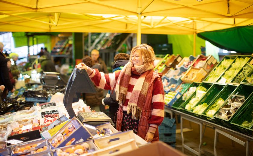 verkoopster aan groentekraam (c)Layla Aerts