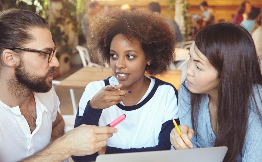 Mensen brainstormen voor het magazine (c)Image by wayhomestudio on Freepik