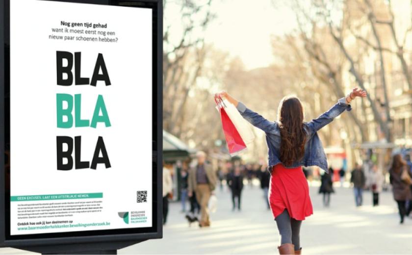 vrouw met de armen in de lucht