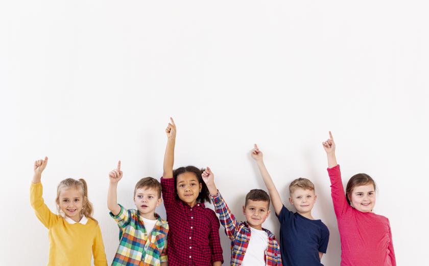 Kinderen steken hun hand op Image by Freepik
