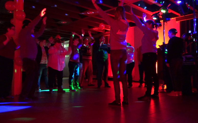 mensen vieren samen feest