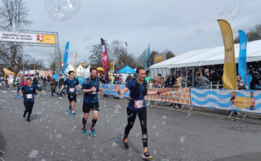Aankomst lopers 100km-run Kom op tegen Kanker