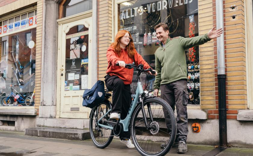 fietser rijdt weg met haar nieuwe fiets
