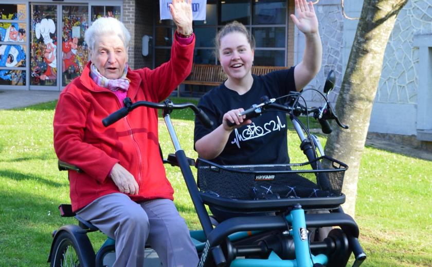 Werknemer Zonnig Huis en gebruiker op de duofiets