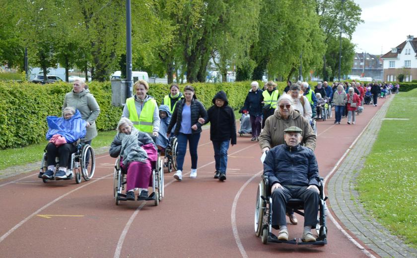 bewoners wzc Zonnig Huis wandelen