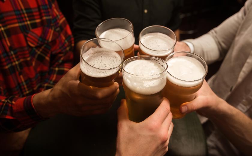 mensen drinken samen bier