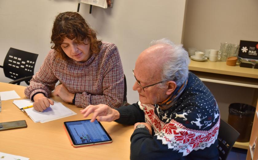 iemand wordt geholpen in de Digiplek
