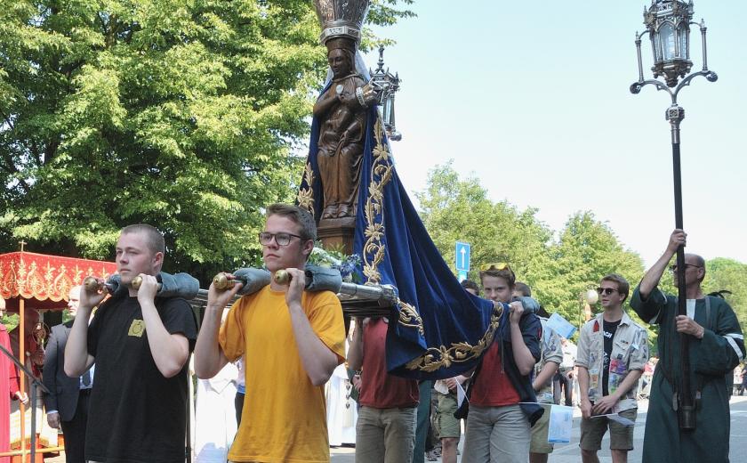 jonge mannen dragen mariabeeld