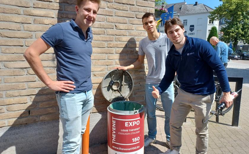 De mensen van Rebin installeren sensoren in de vuilnisbakken.