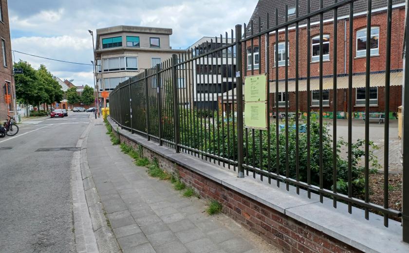 De cabine wordt geplaatst op de speelplaats van het Heilig Hart&College