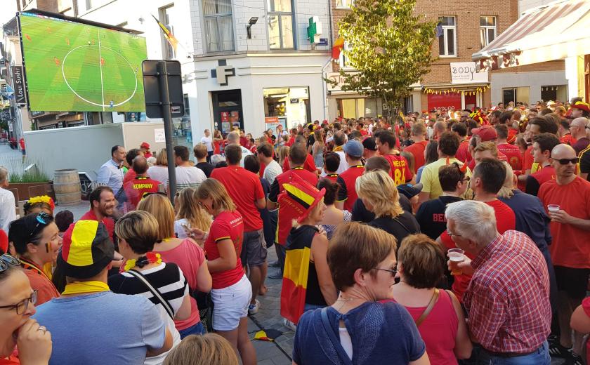 Hallenaren supporteren voor de Rode Duivels aan het grote scherm op de Maandagmarkt.