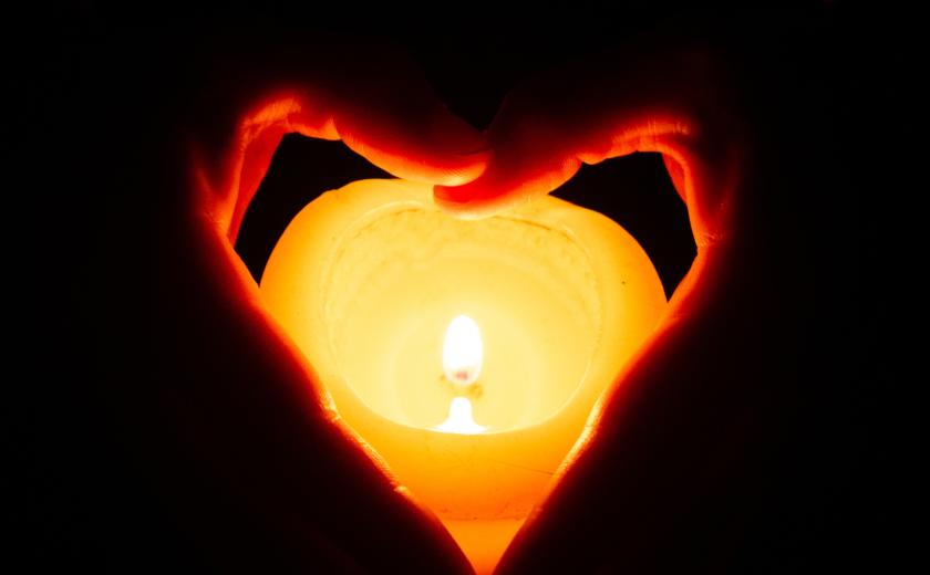 hartje met de handen boven kaars