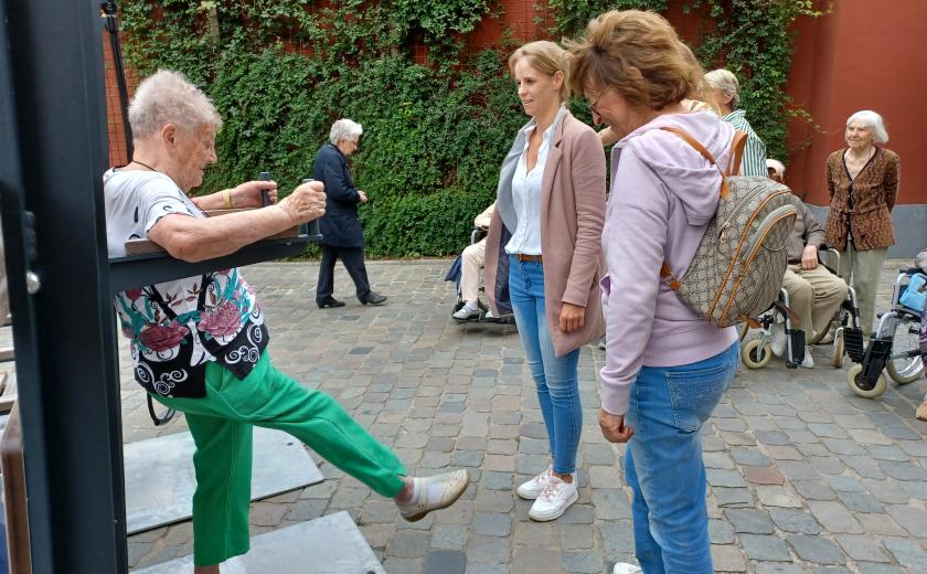 Senioren testen de nieuwe beweegbank uit.