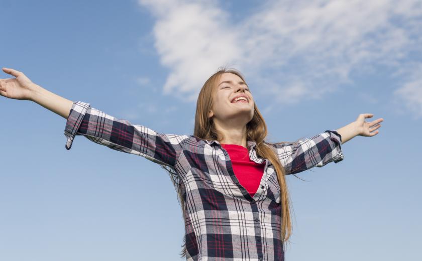 jonge dame steekt armen uit (c) Freepik