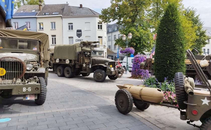 Historische legervoertuigen op het Oudstrijdersplein