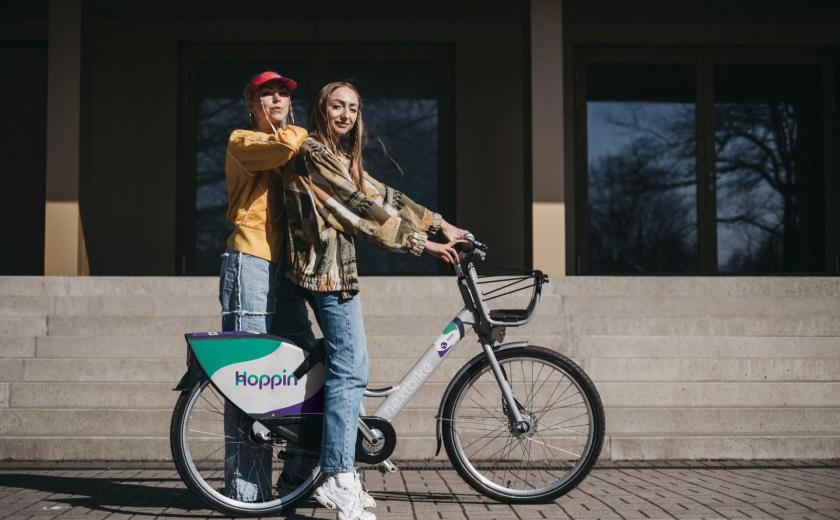 2 meisjes met een deelfiets