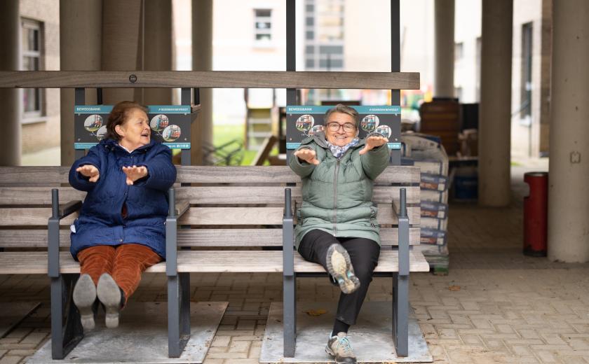 Oudere dames op de beweegbank