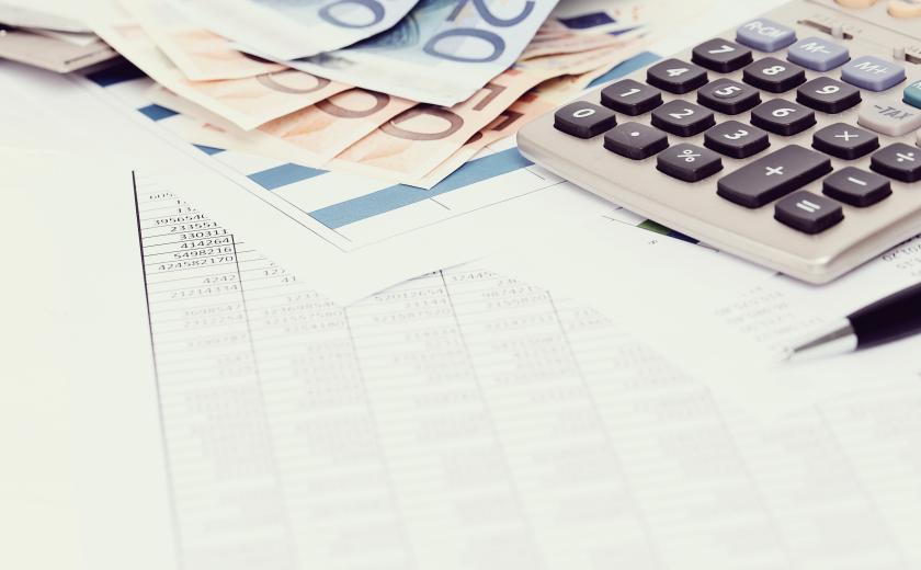 documenten, geld, rekenmachine