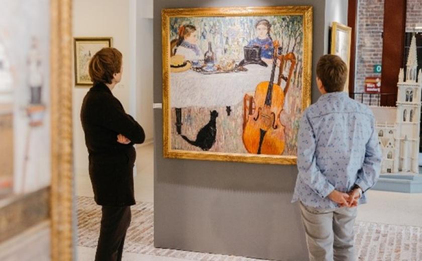 Mensen kijken naar een schilderij