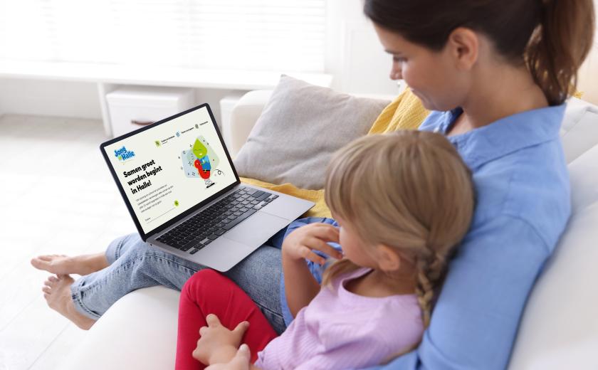 moeder en kind verkennen de nieuwe website