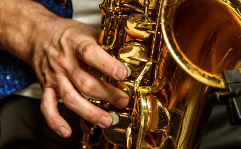 iemand speelt saxofoon