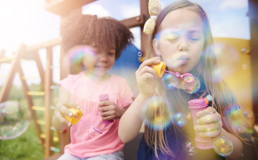 kinderen blazen bellen (c)Freepik